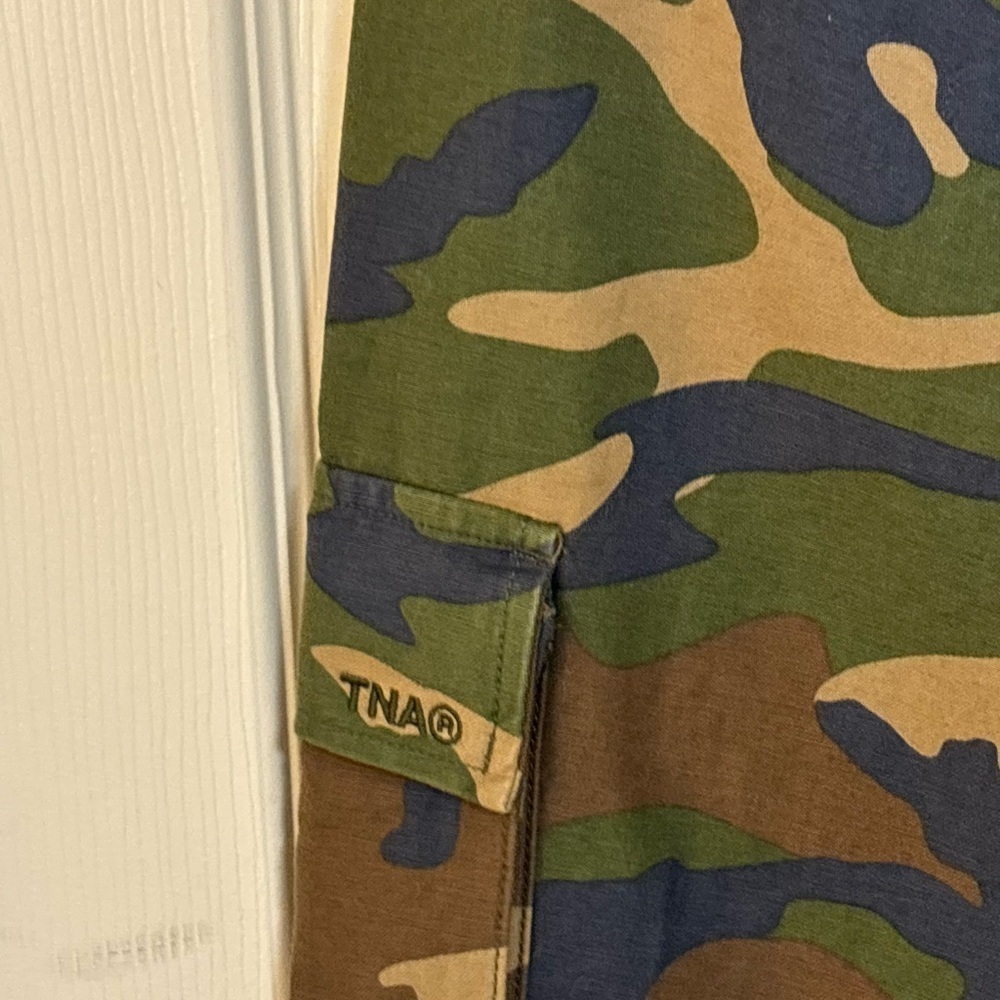 Aritzia TNA New Supply Cargo Pants Camo Mid Rise Straight Leg Size 0 - Picture 11 of 11